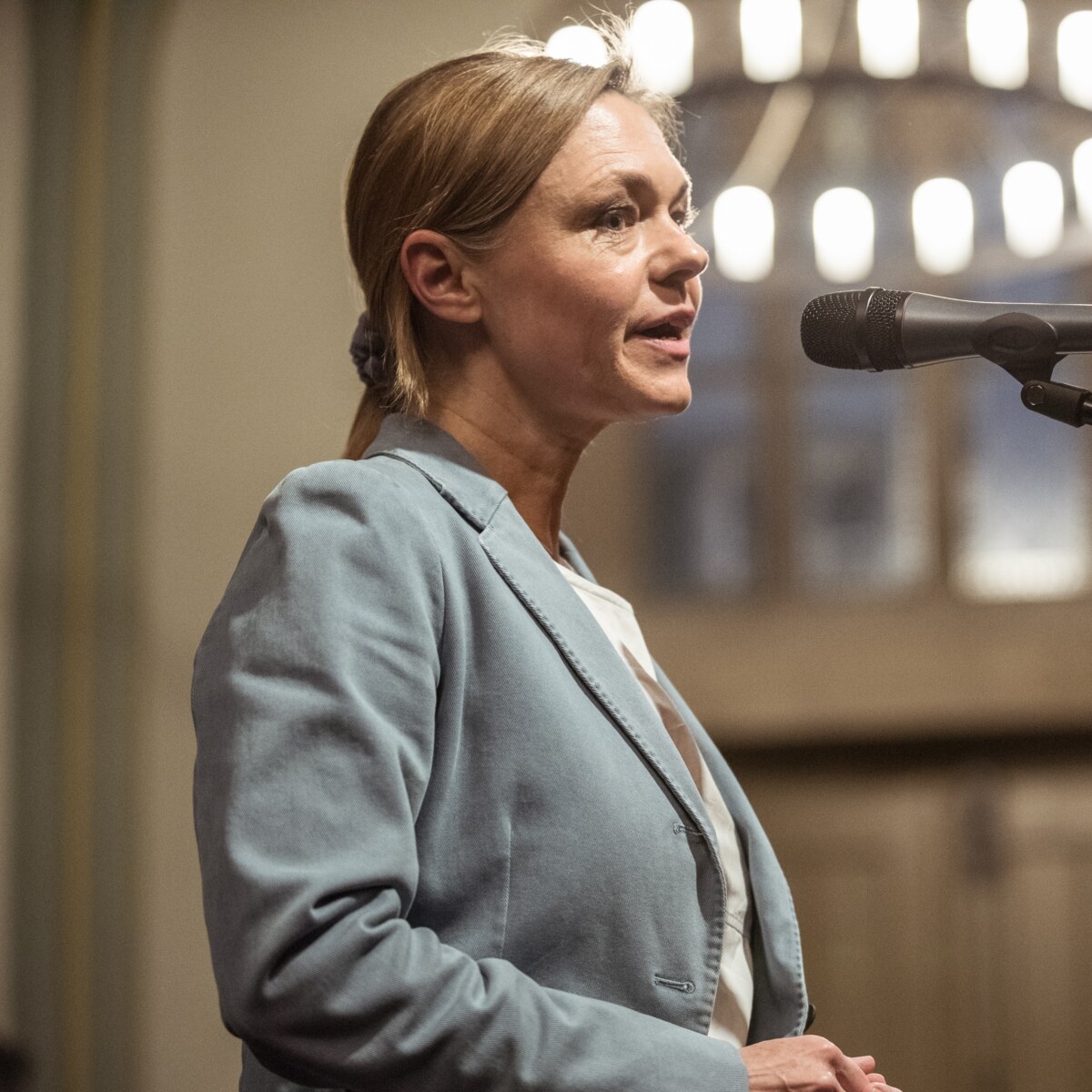 Sabine Claus begrüsst die Teilnehmer der ersten Hohenegg Gespräche im Kulturhaus Helferei