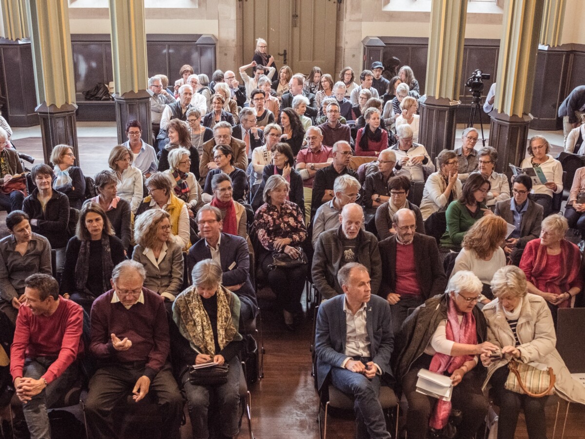 Zuhörer des Hohenegg Gesprächs im Kulturhaus Helferei