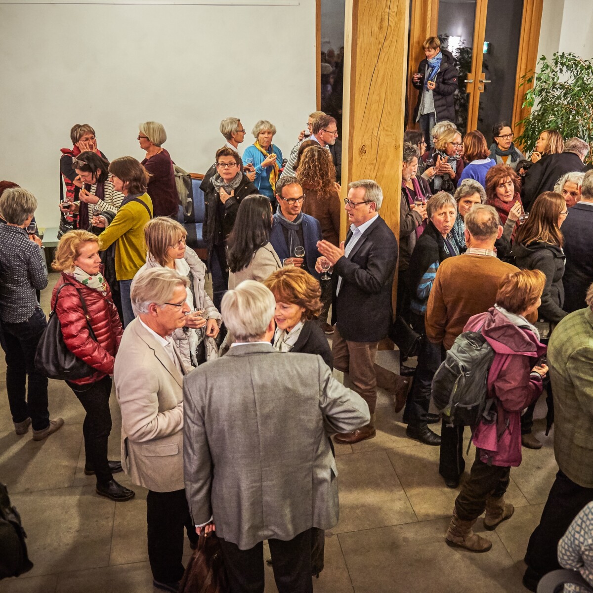 Teilnehmer der Hohenegg Gespräche beim Apéro im Kulturhaus Helferei