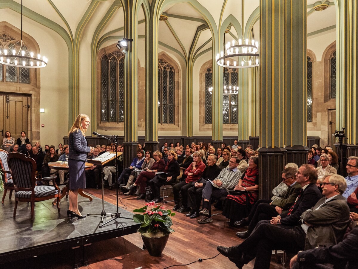 Sabine Claus begrüsst die Teilnehmer der Hohenegg Gespräche