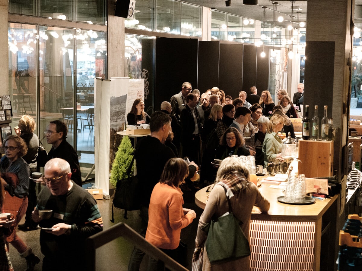 Besucher des Fachsymposium an der Bar im Kosmos Kulturzentrum