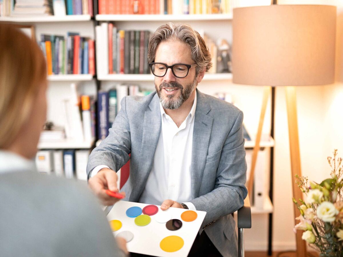 Dr. med. Ruedi Schweizer in einer Therapiesitzung mit einer Patientin