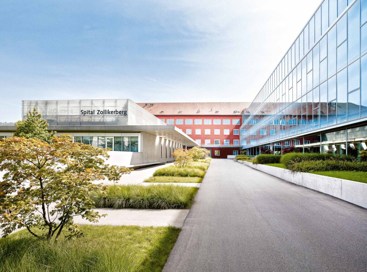 Aussenansicht des Eingangsbereichs Spital Zollikerberg